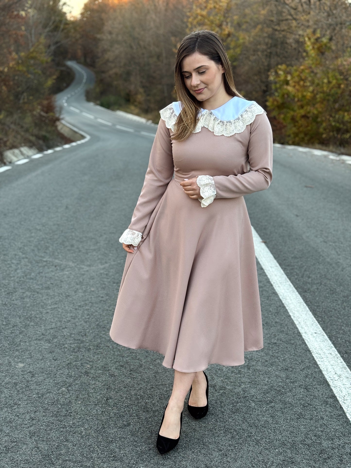 Rochie Midi din Stofă cu Guler și Manșete din Dantelă