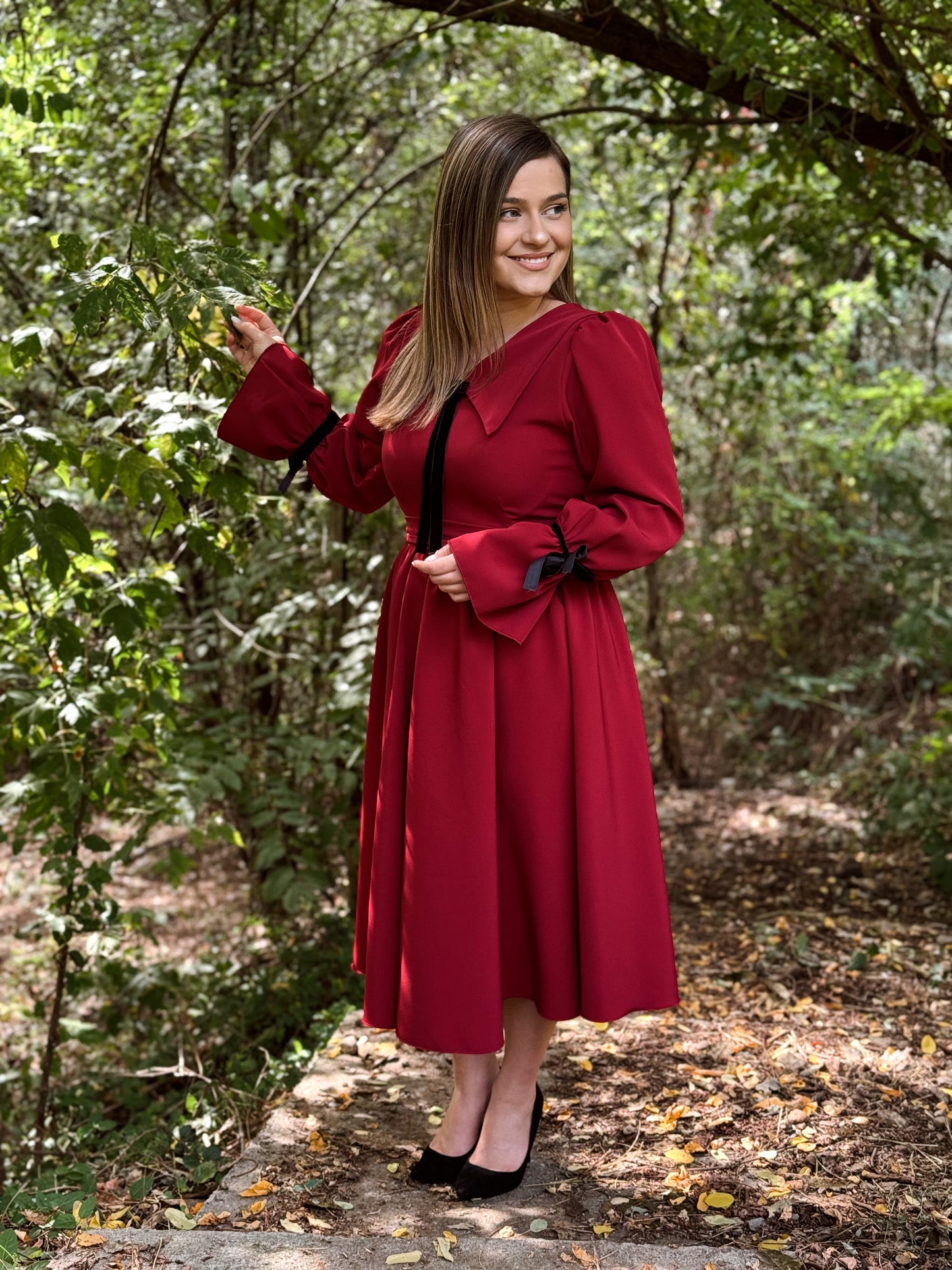 Rochie midi burgundy cu detalii din catifea neagră