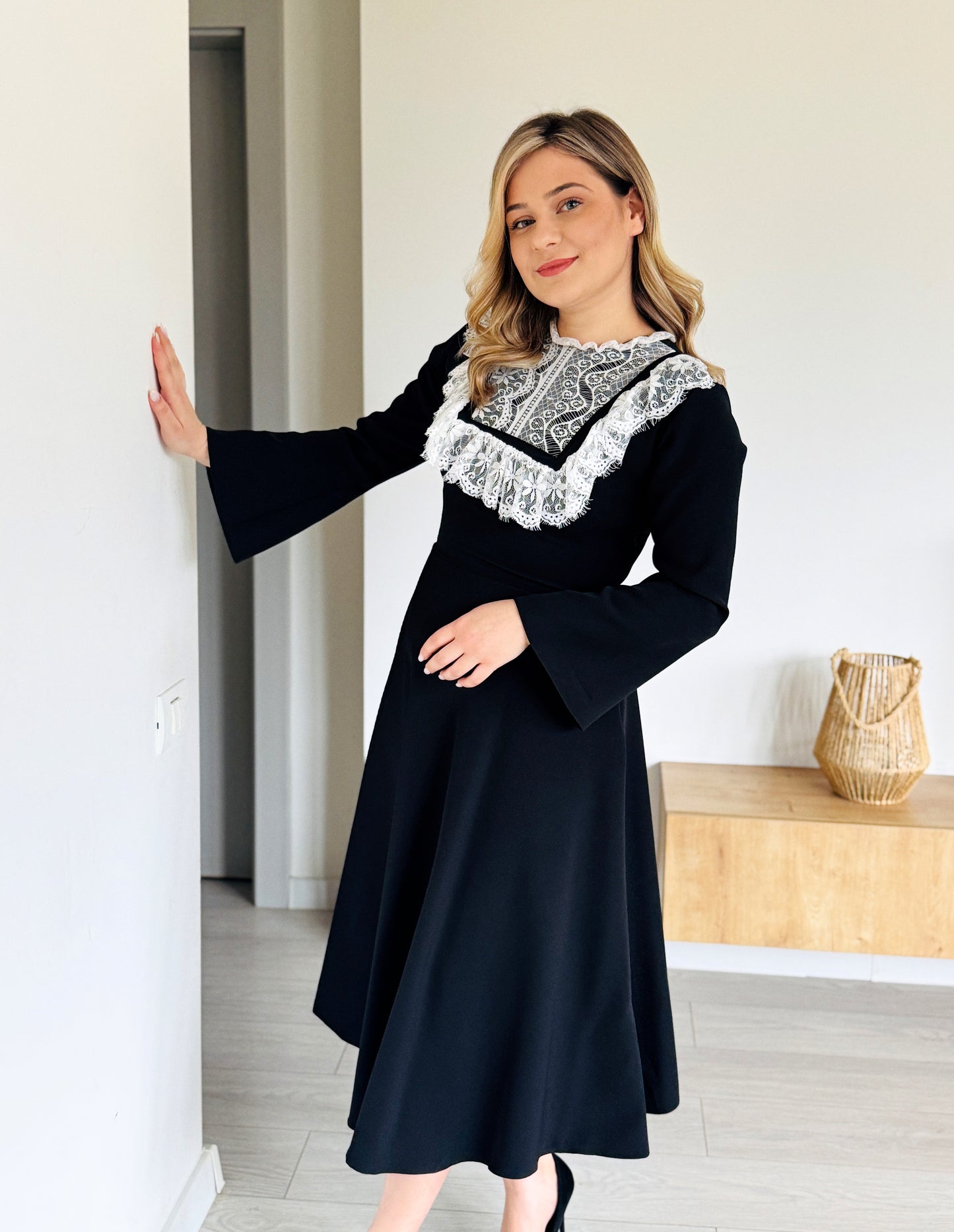 Rochie Midi Neagră din Stofă Barbi cu Dantelă Albă