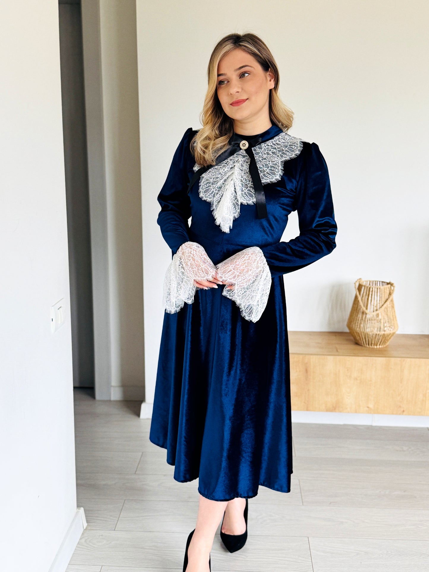Rochie Midi din Catifea Bleumarin cu Detalii din Dantelă
