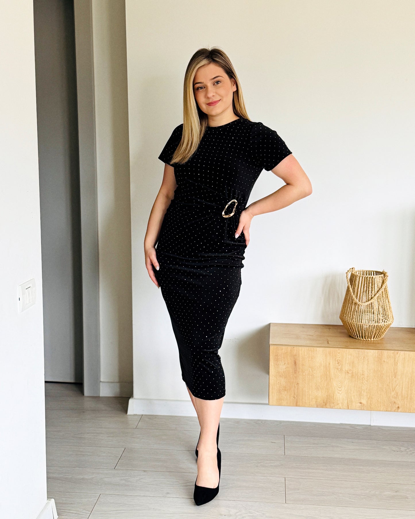 Rochie Midi cu Strălucire Fină și Cataramă Decorativă