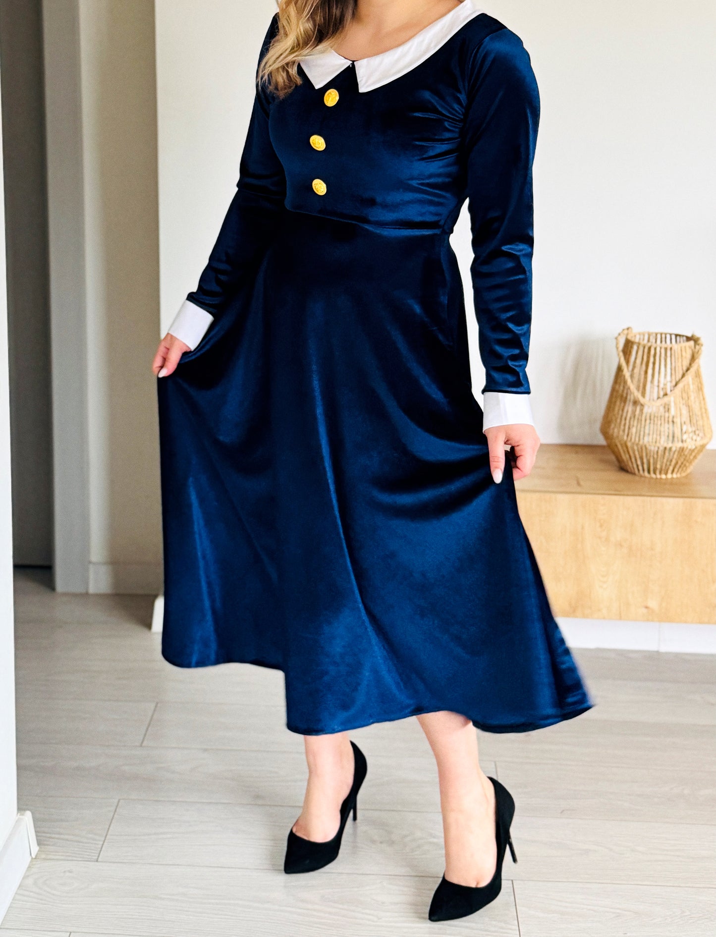 Rochie Midi din Catifea cu Guler Contrastant și Nasturi Aurii