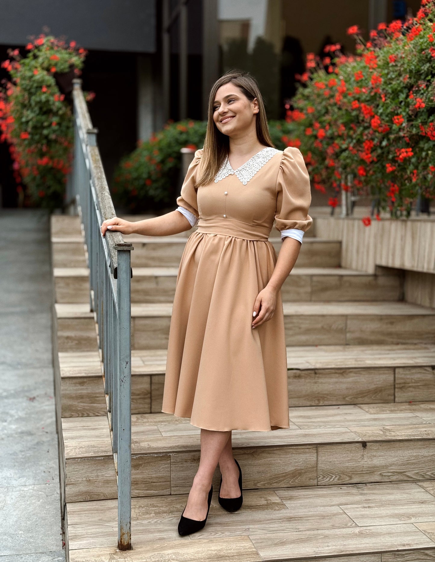 Rochie midi bej cu guler din dantelă albă