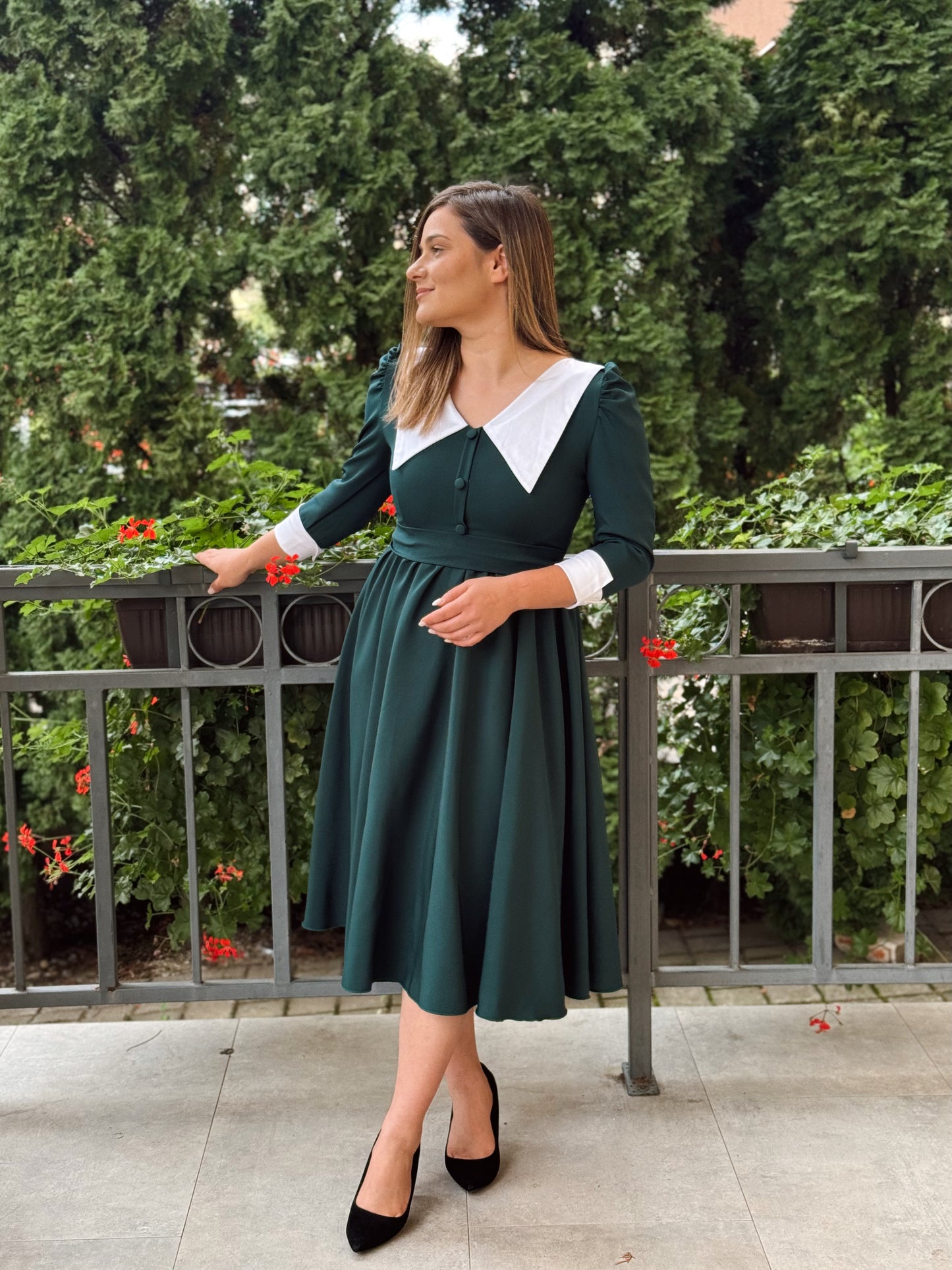 Rochie midi verde smarald cu guler alb contrastant