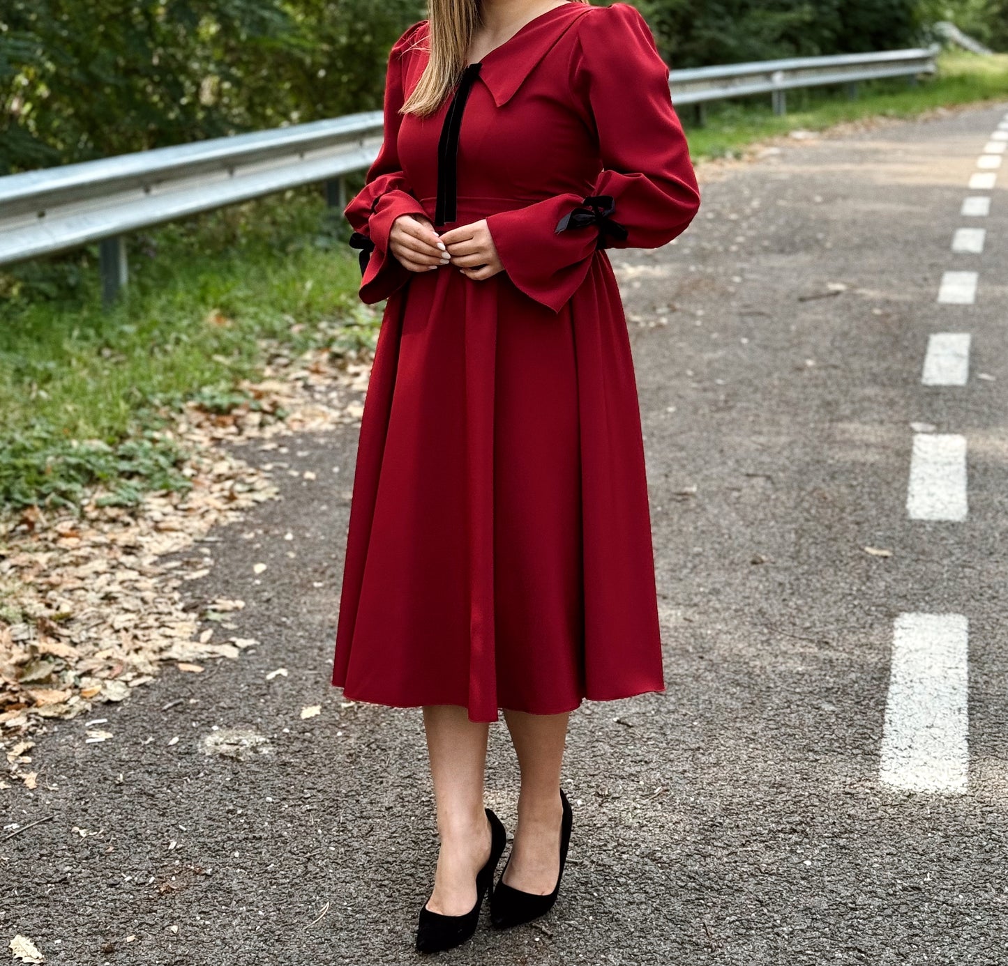 Rochie midi burgundy cu detalii din catifea neagră