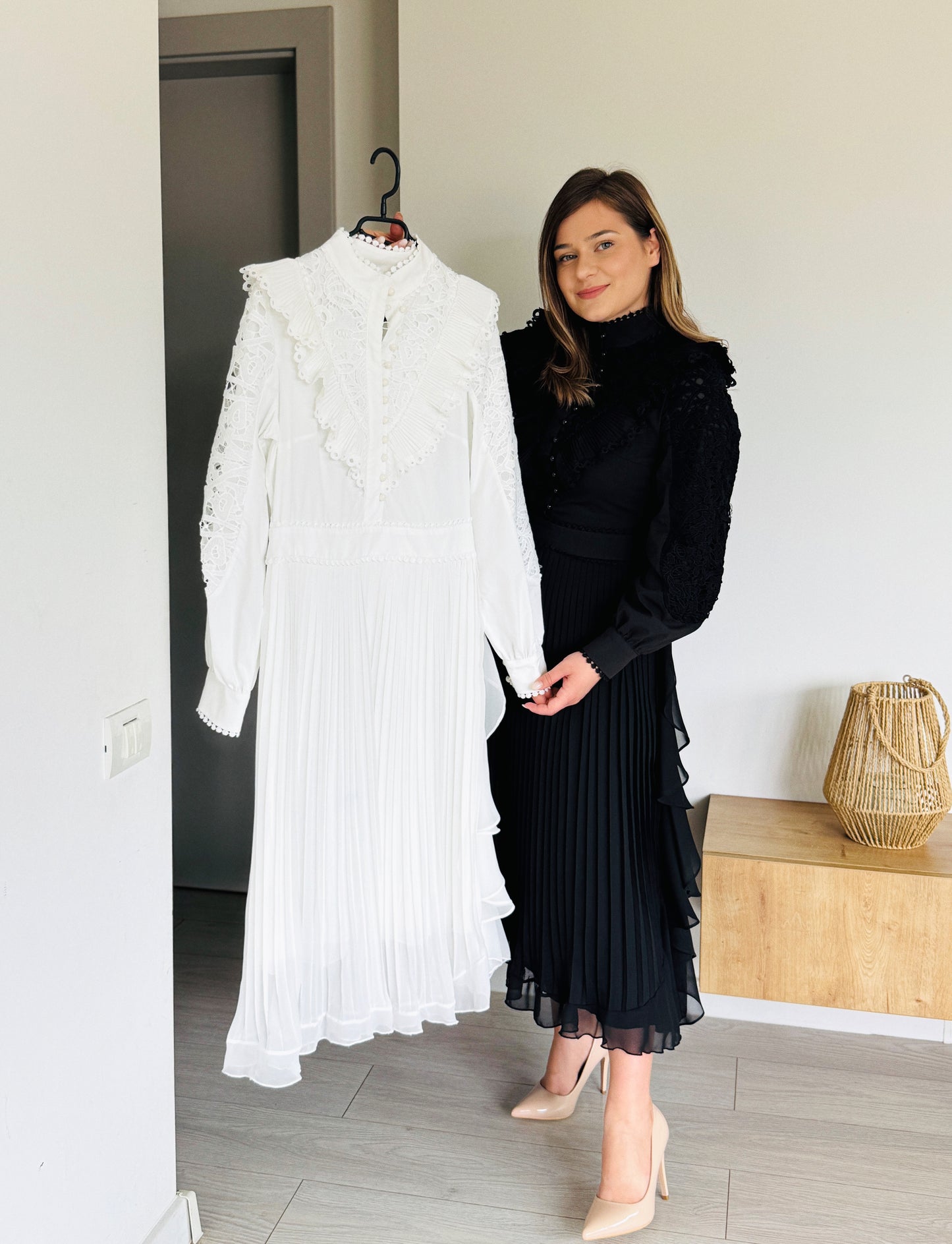 Rochie midi ivory cu dantelă și pliuri elegante