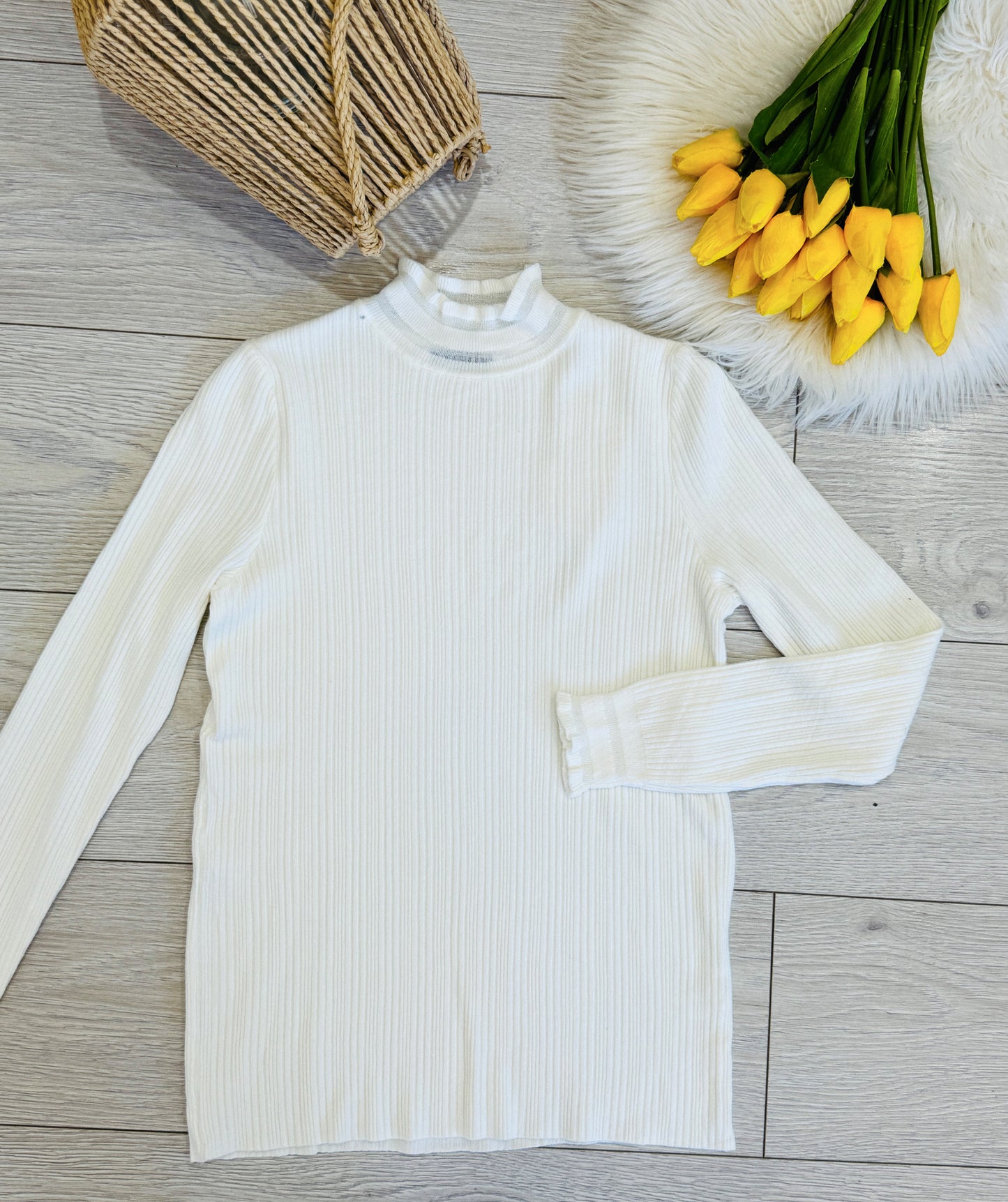 Maletă tricotată cu guler scurt și volănaș