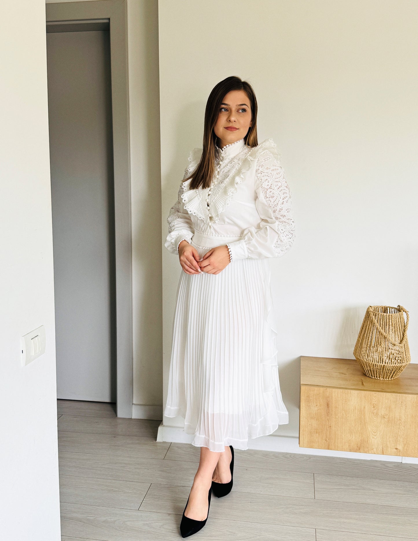 Rochie midi ivory cu dantelă și pliuri elegante