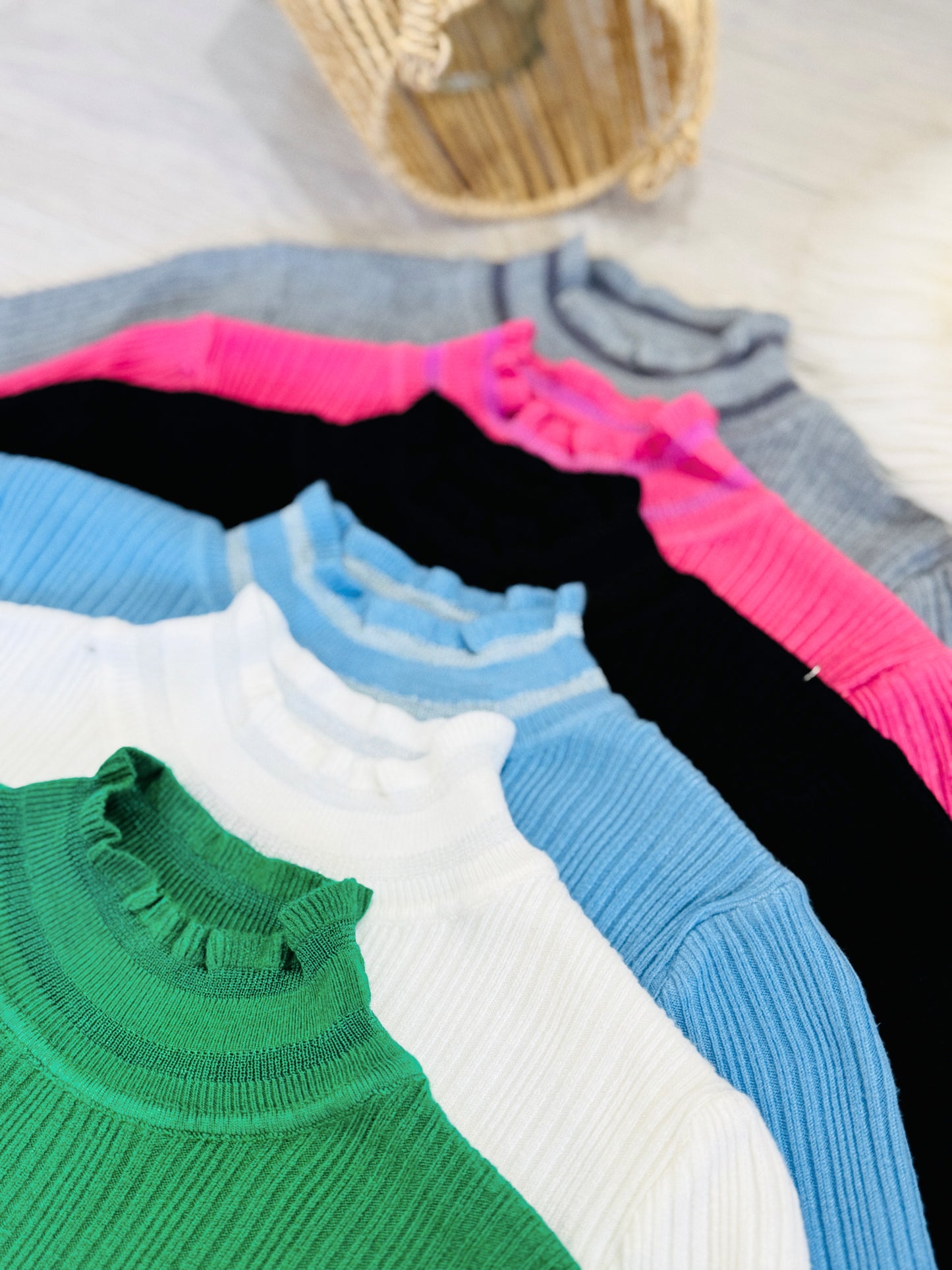 Maletă tricotată cu guler scurt și volănaș